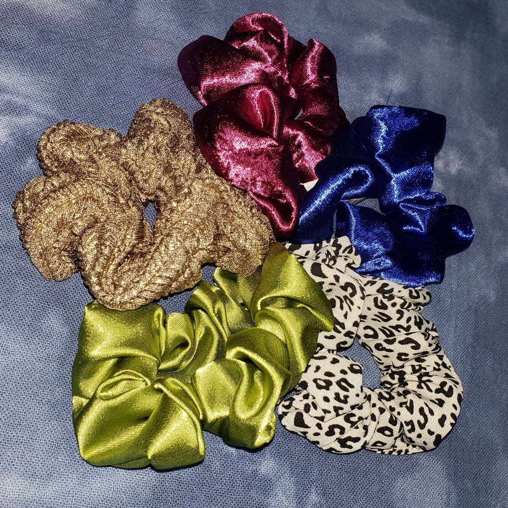 UO 5pk of scrunchies - Picture 2 of 6